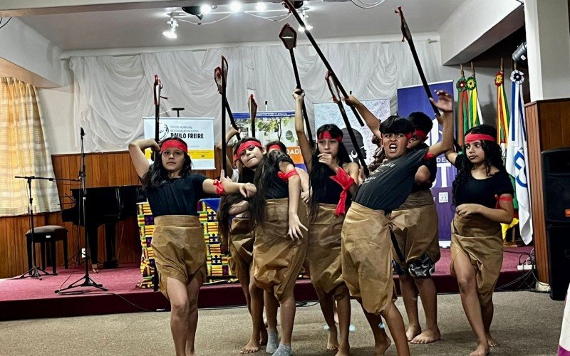 Estudantes da Escola Santa Marta participaram da abertura do congresso 