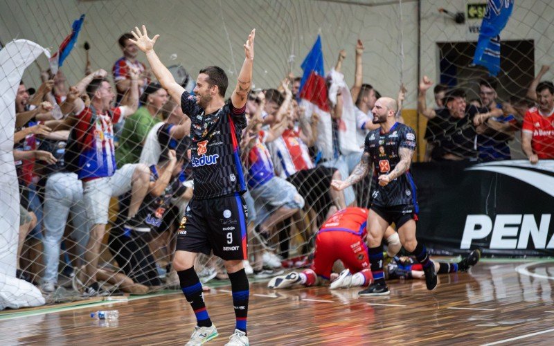 Jogadores comemoram vitória e classificação à elite do futsal gaúcho | abc+