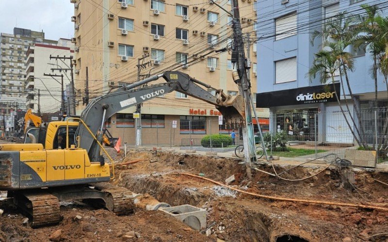 Retroescavadeira foi usada para apoiar poste inclinado na oitava quadra da Rua Independência, nesta segunda-feira (18)