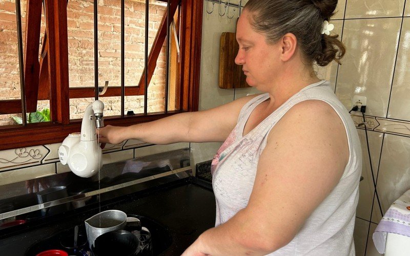 Moradores de três bairros sofrem com a falta de água em cidade da região