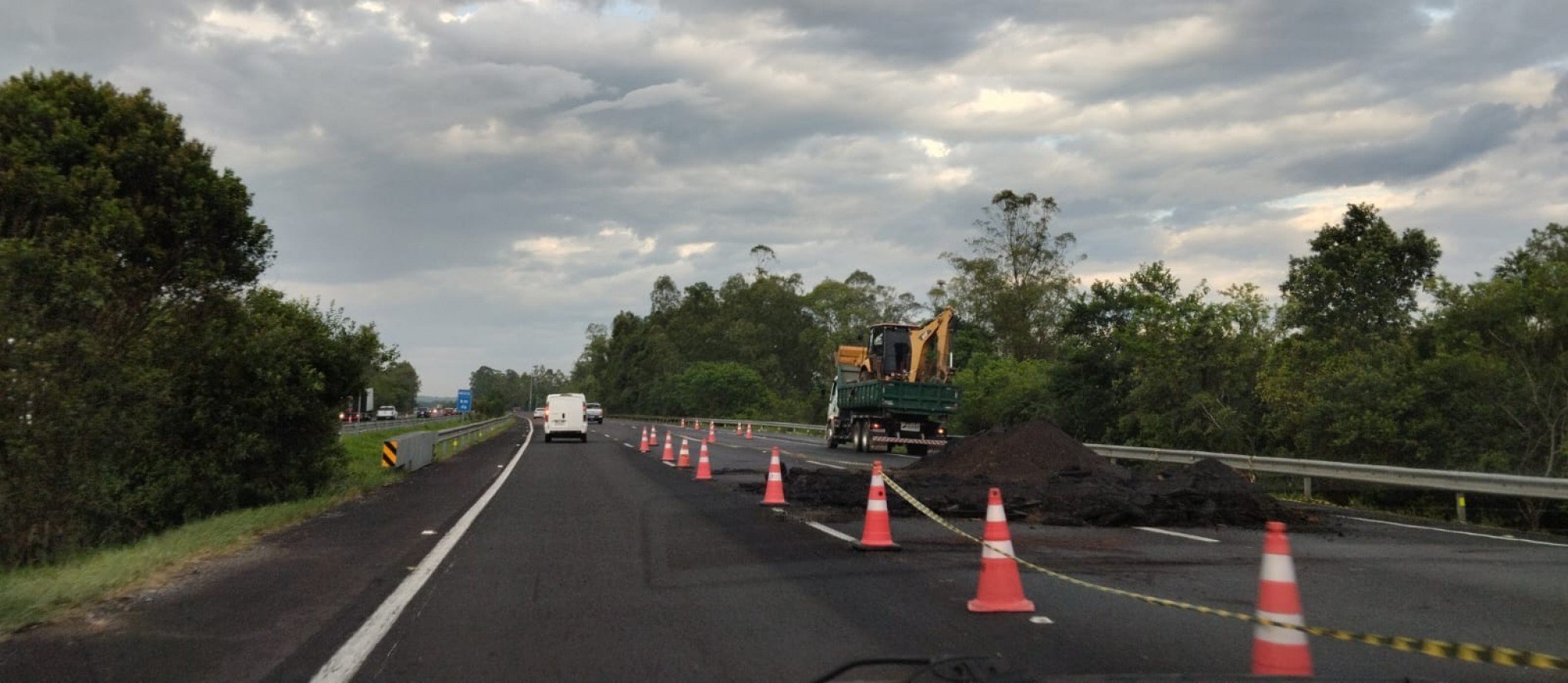 FREE WAY: Buraco ainda causa alteração no trânsito da BR-290; saiba como está o fluxo nesta segunda-feira