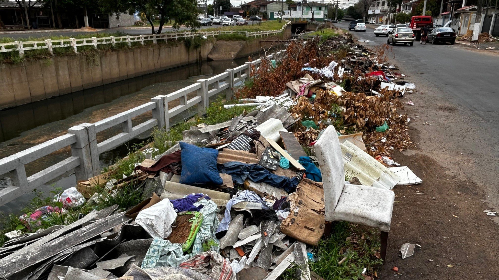 Montanhas de entulhos espalhadas pelas ruas preocupam moradores em São Leopoldo