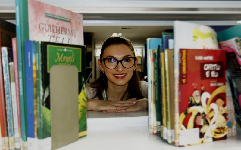 A bibliotecária Regina Pelissaro celebra o momento de protagonismo do livro e da leitura