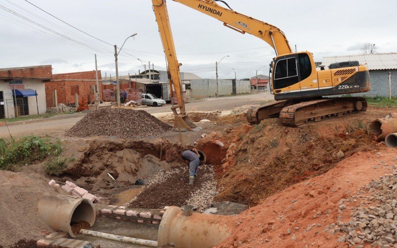 Máquinas e equipes já atuam na interseção das ruas Sarandi e Caneleiras, dentro do PAC Steigleder