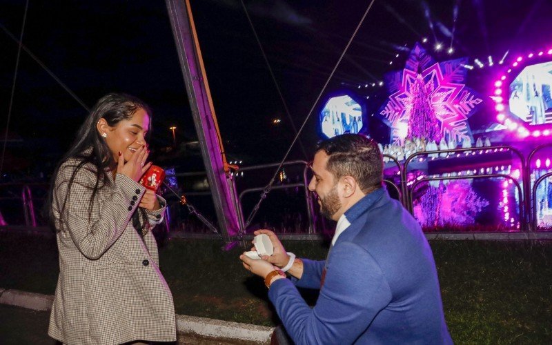 Pedido de casamento ocorreu durante espetáculo do lago, no Serra Park