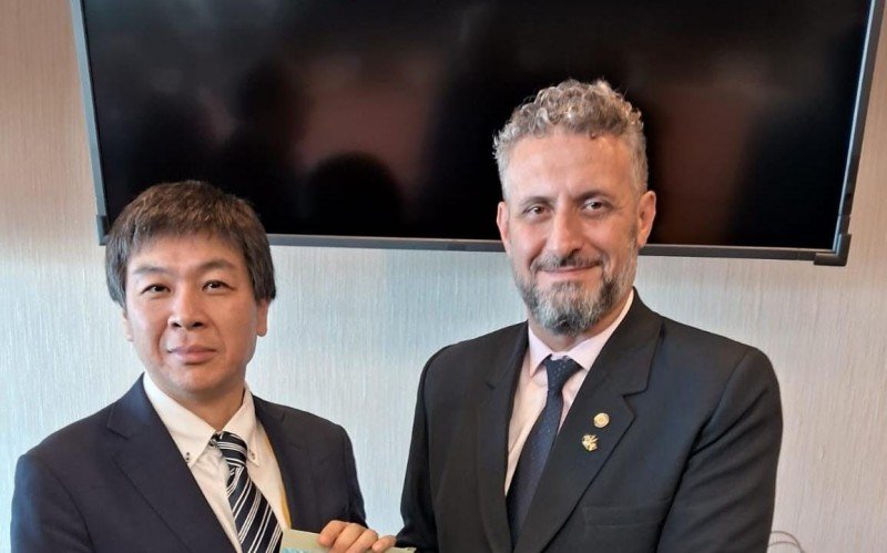 Presidente setorial da Toyota para as Américas, Naoki Oyama, recebeu material do deputado gaúcho | abc+