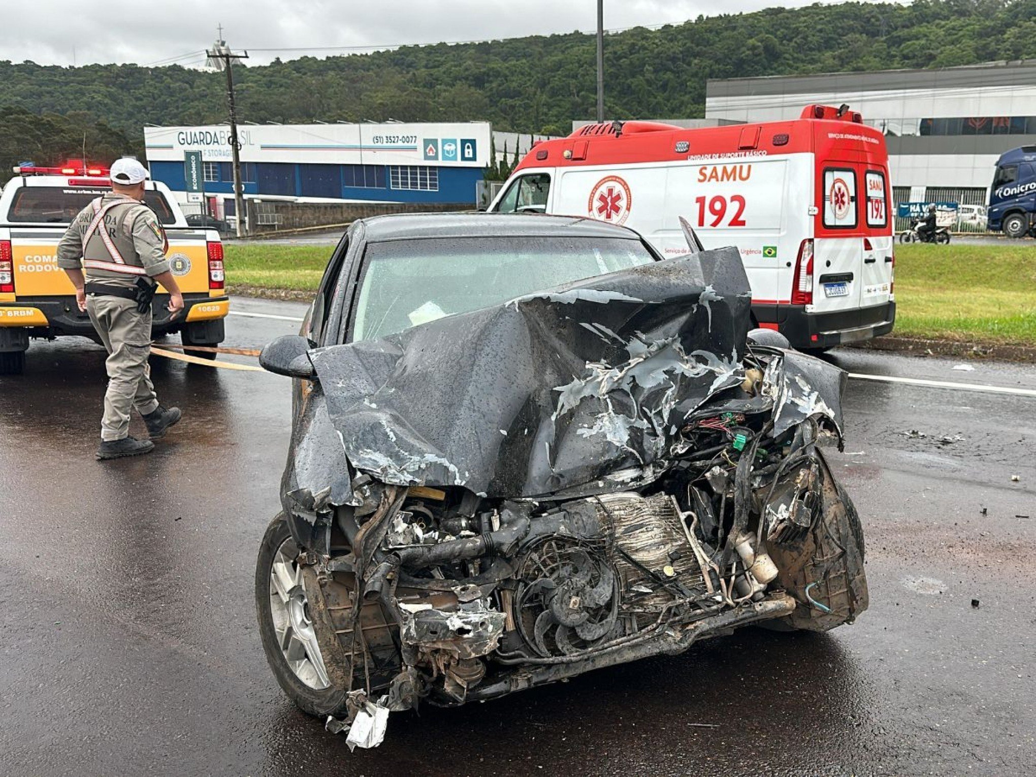 RS-239: Dois homens ficam feridos após acidente entre carro e caminhão em Novo Hamburgo