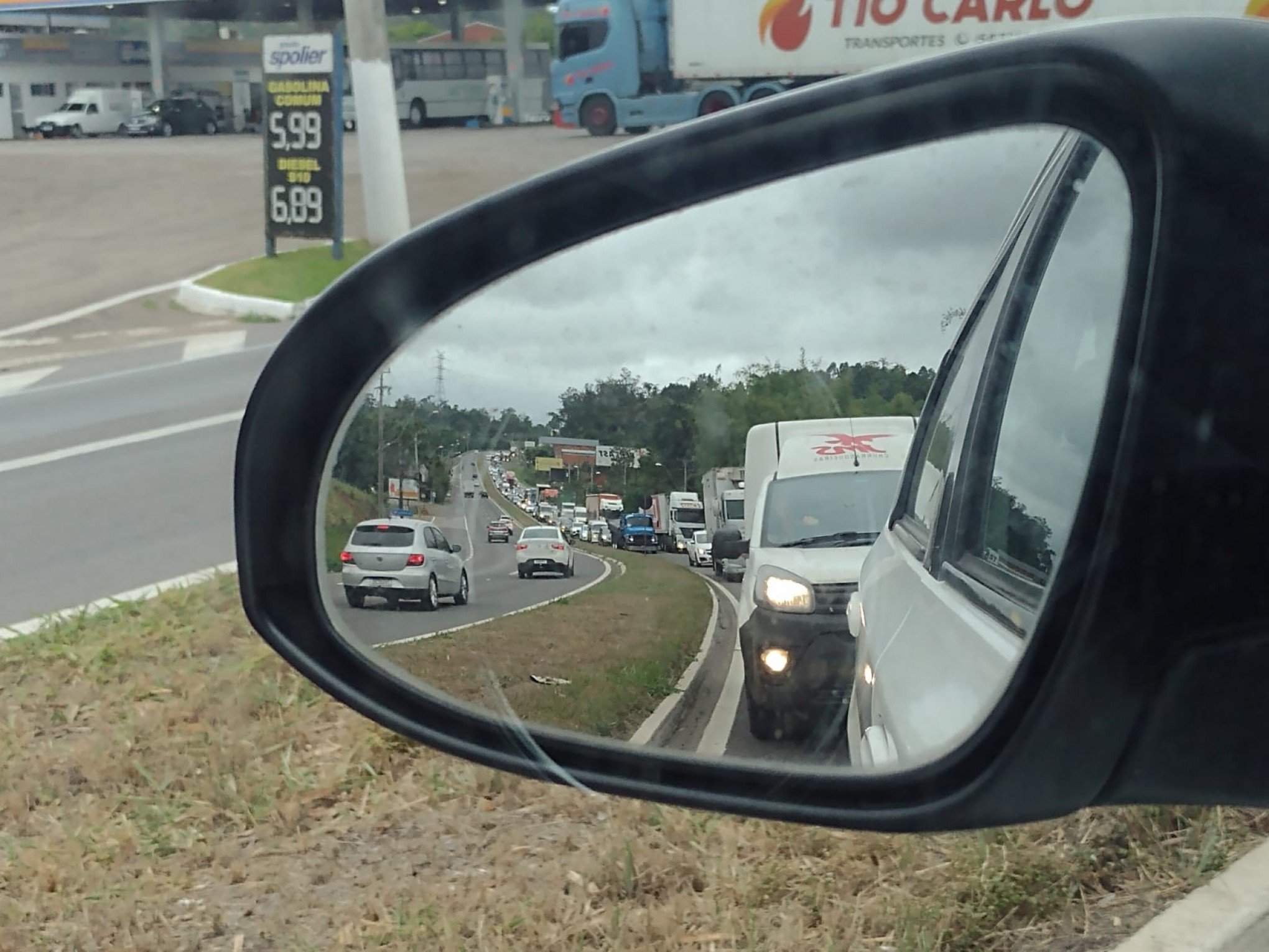 TRÂNSITO: Motoristas precisam de paciência para trafegar na região nesta terça-feira