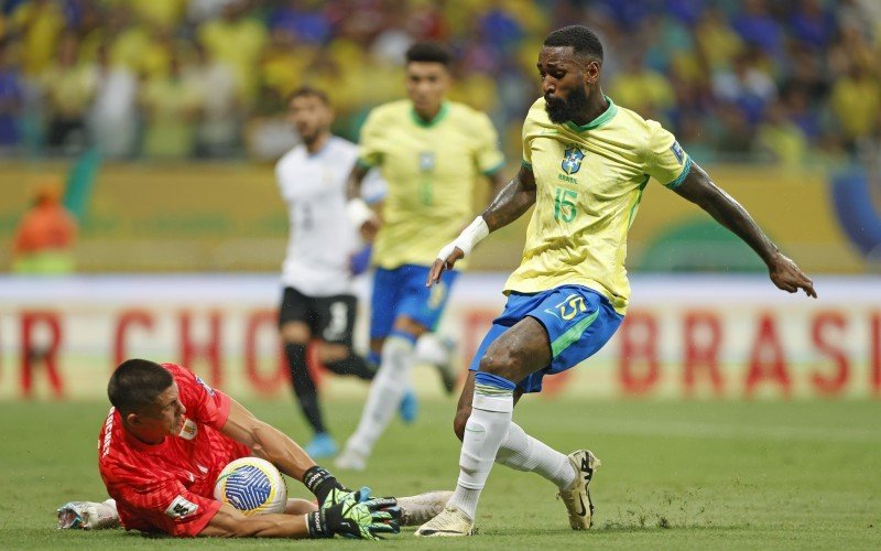 Gerson, que marcou o gol brasileiro, disputa a bola com o goleiro Rochet, do Inter | abc+