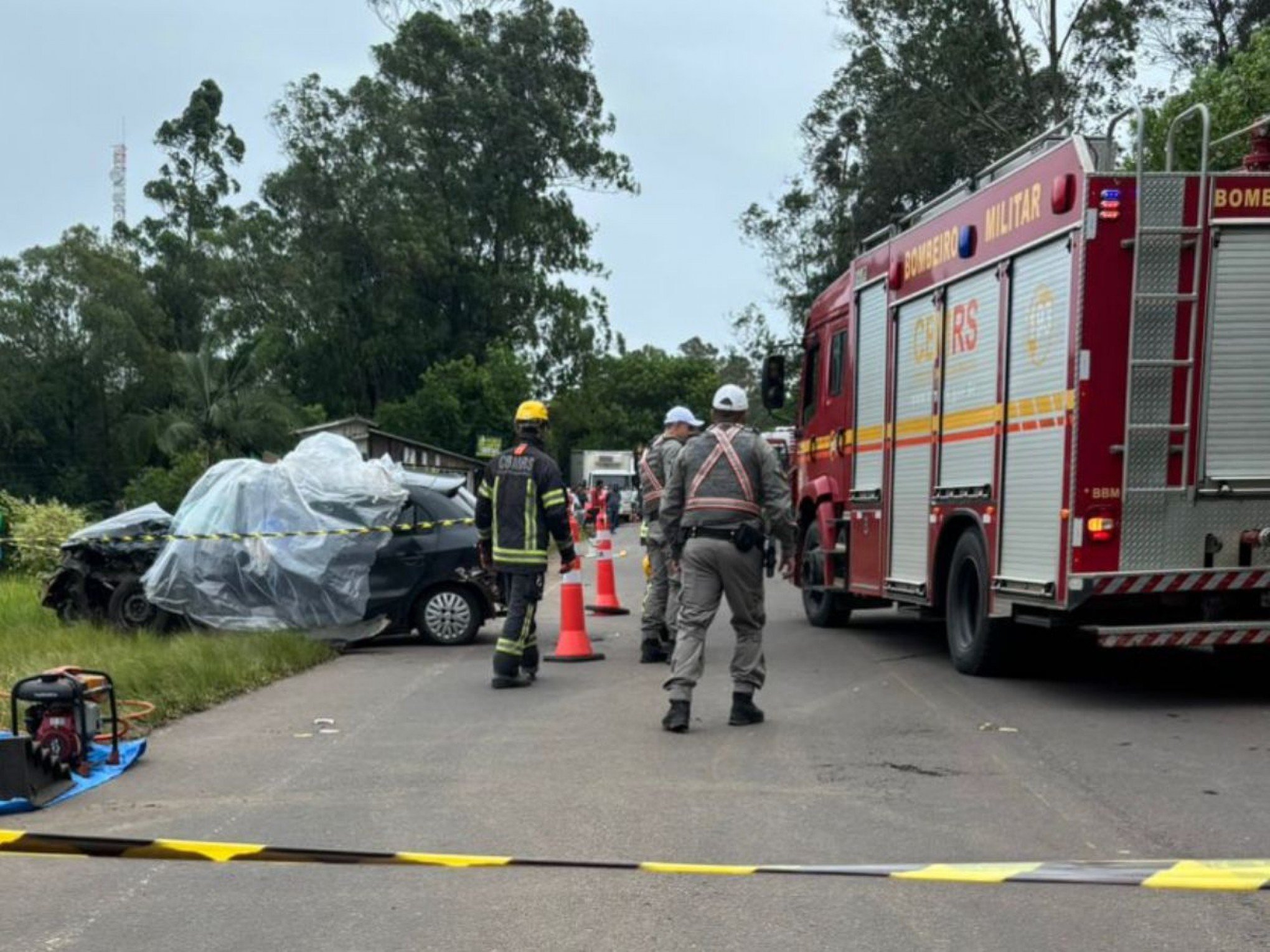 RS-020: Uma pessoa morre em acidente entre carro e caminhão na rodovia