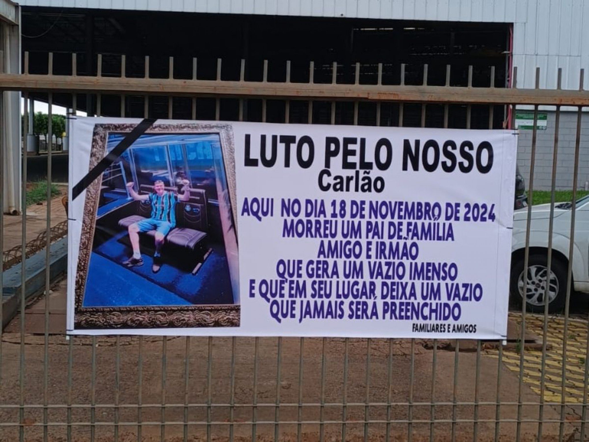 Familiares e amigos de Carlos Roberto Backaus colocaram cartazes na entrada da empresa onde ele se acidentou