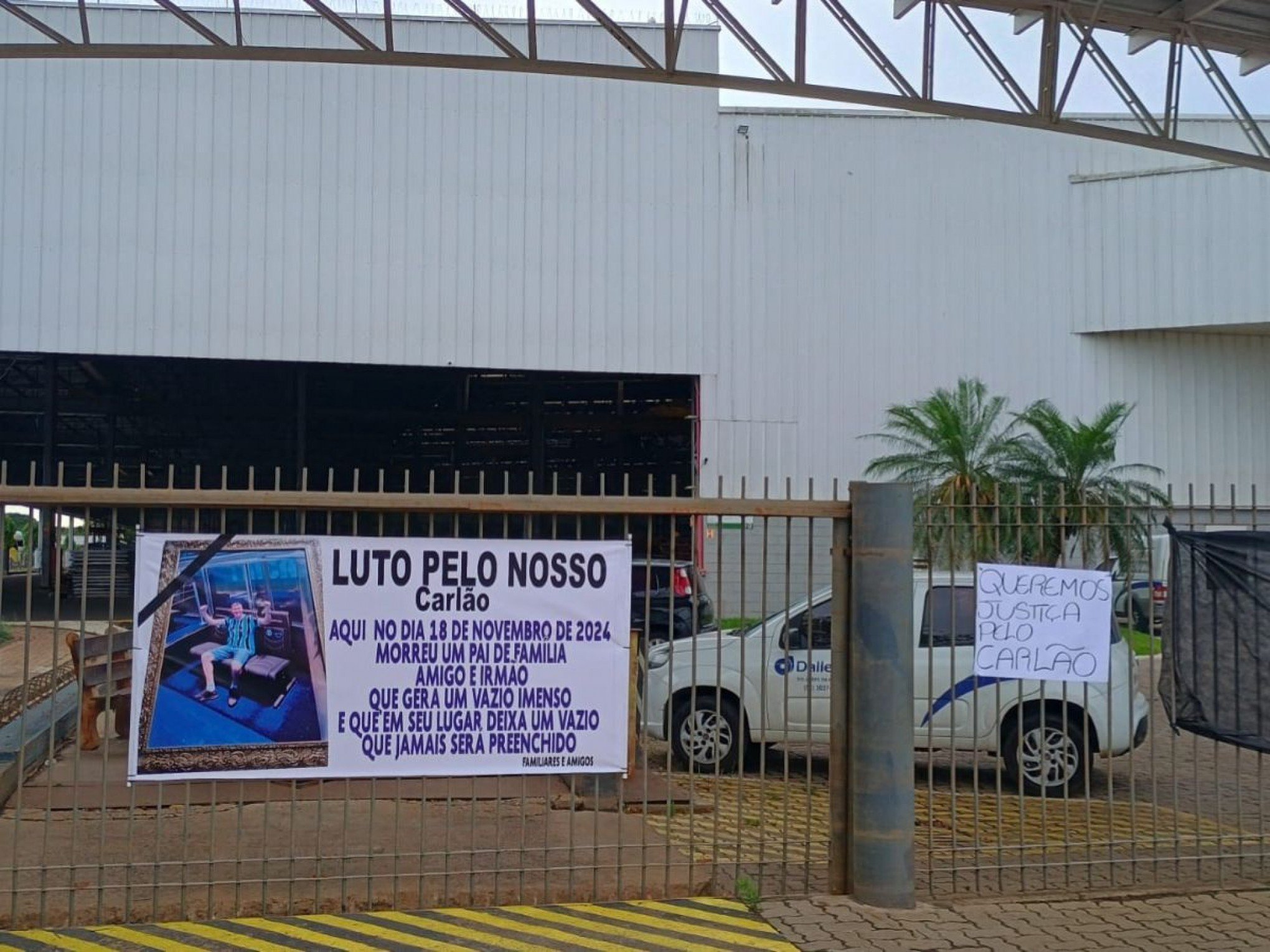 "Meu pai não merecia isso": Grupo faz manifestação em frente à empresa onde homem morreu ao ser atingido por estrutura