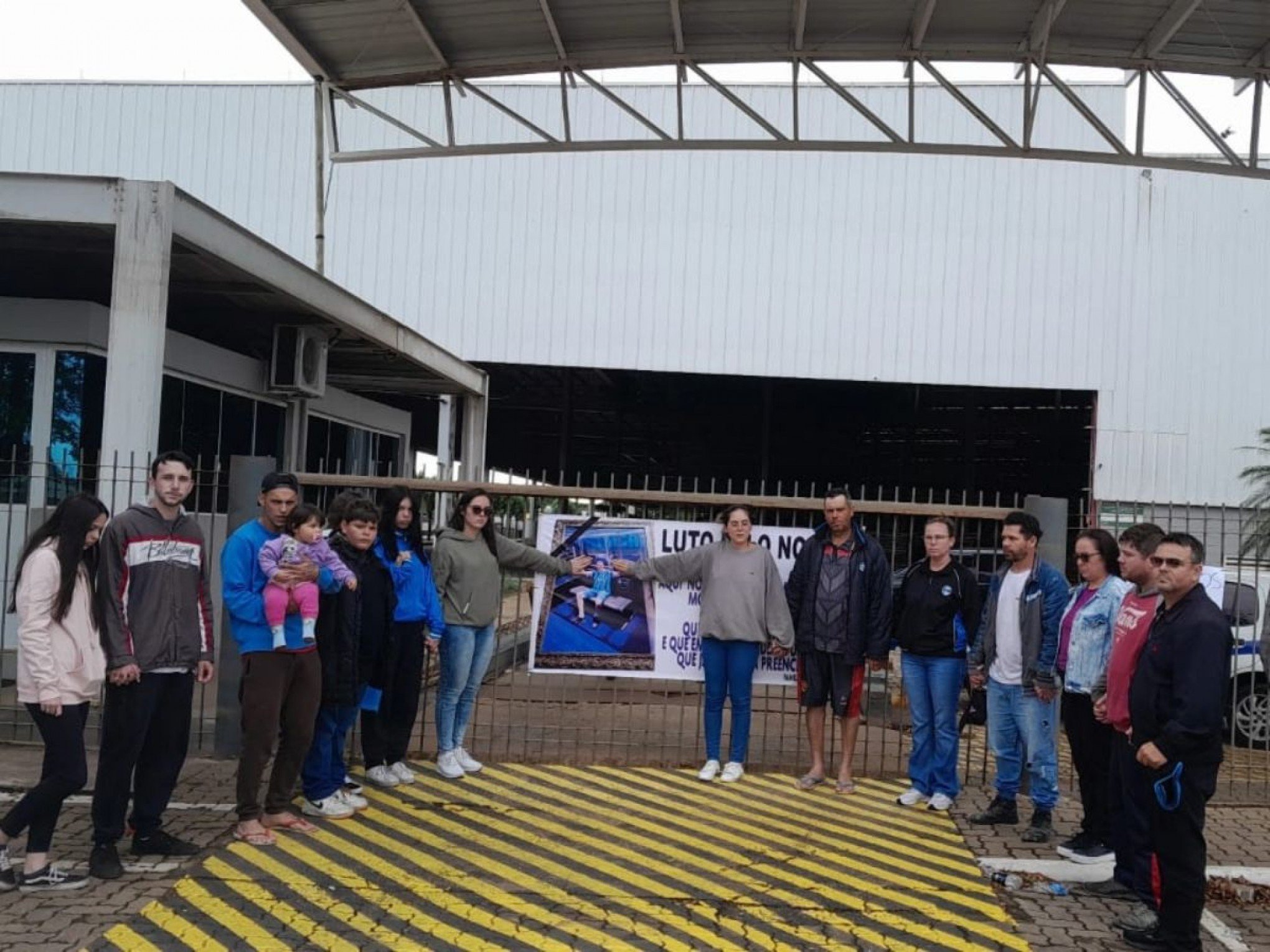 Familiares e amigos de Carlos Roberto Backaus colocaram cartazes na entrada da empresa onde ele se acidentou