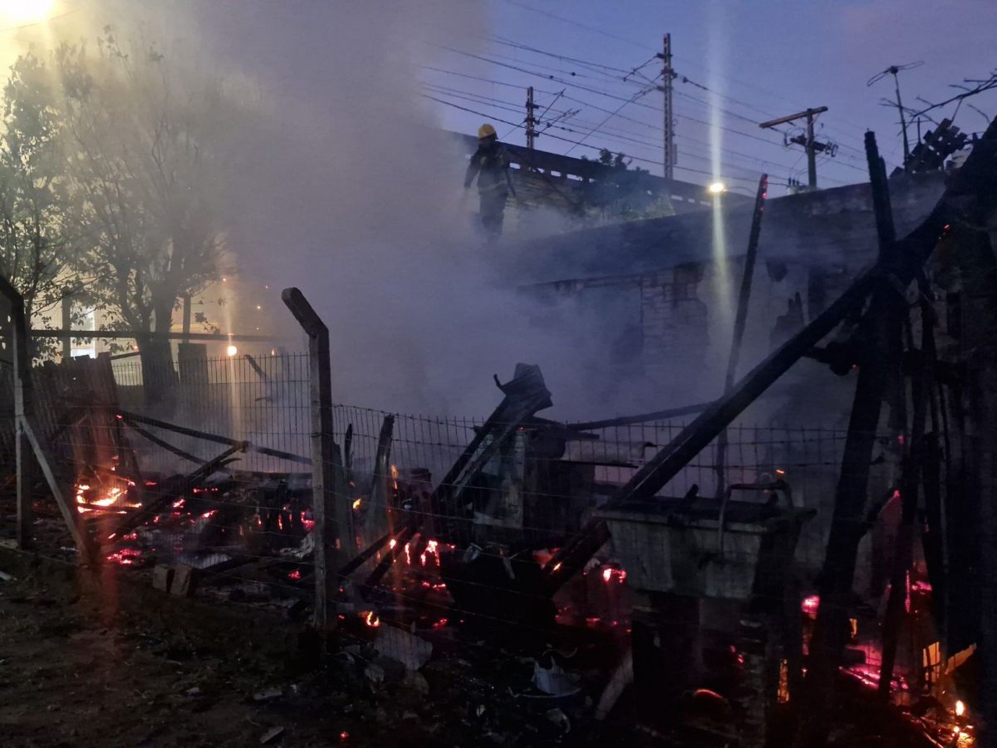 Casa é destruída por incêndio em Novo Hamburgo