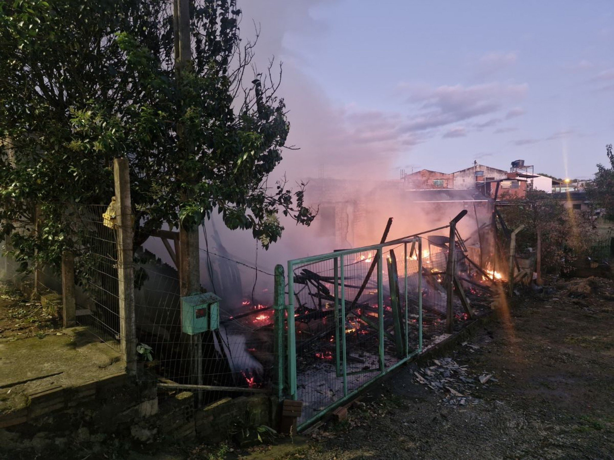 Casa do bairro Industrial foi destruída por incêndio