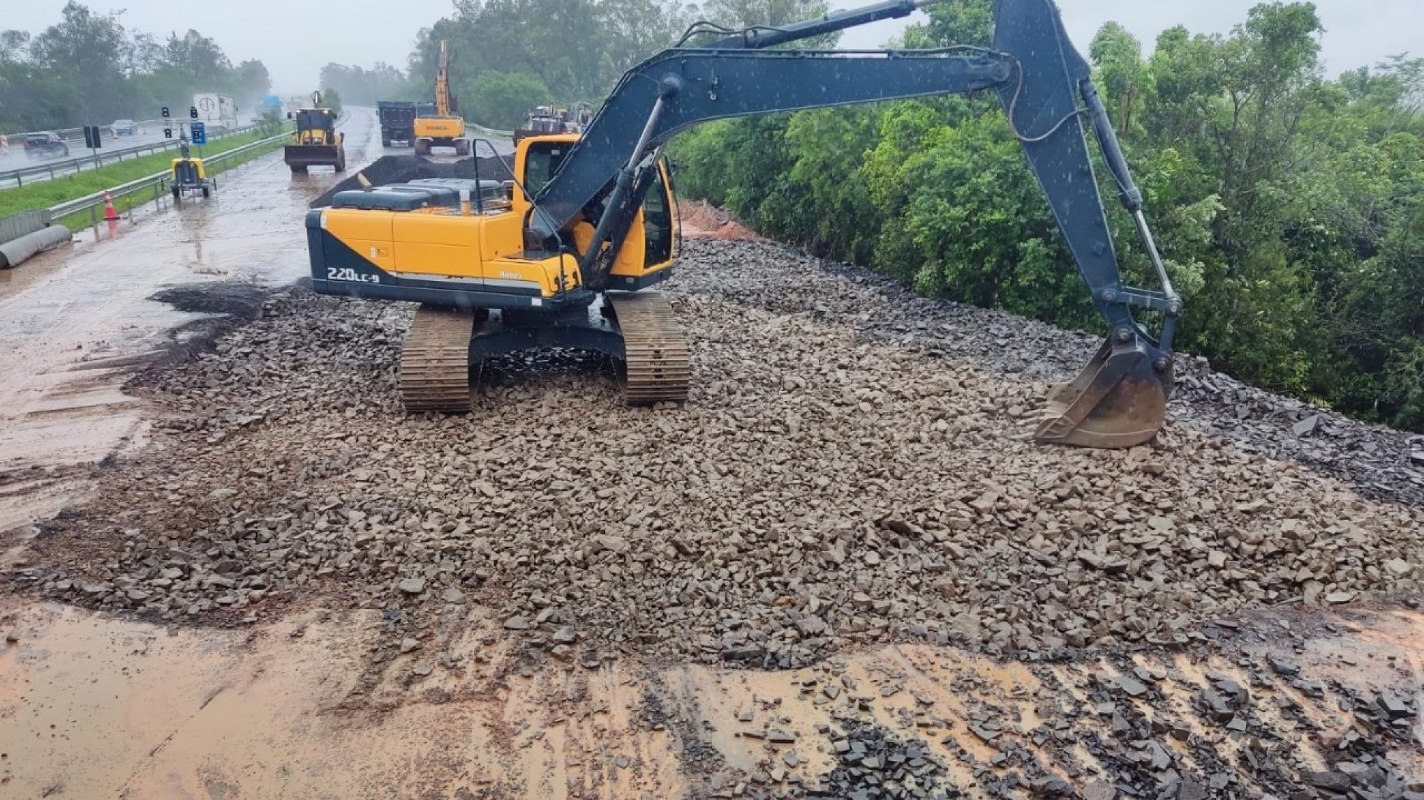 FREE WAY: Veja como está trecho de erosão na BR-290 dois dias após bloqueio rumo a Porto Alegre