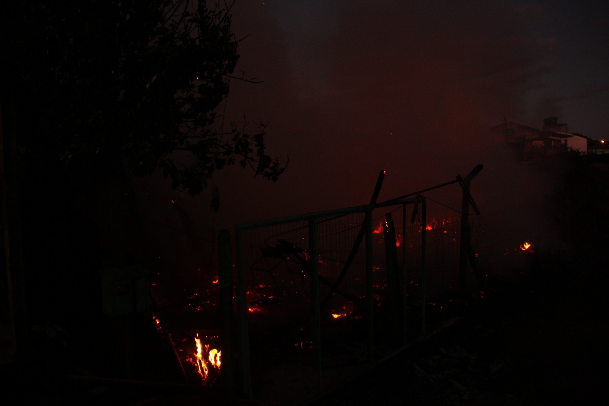 Casa do bairro Industrial foi destruída por incêndio