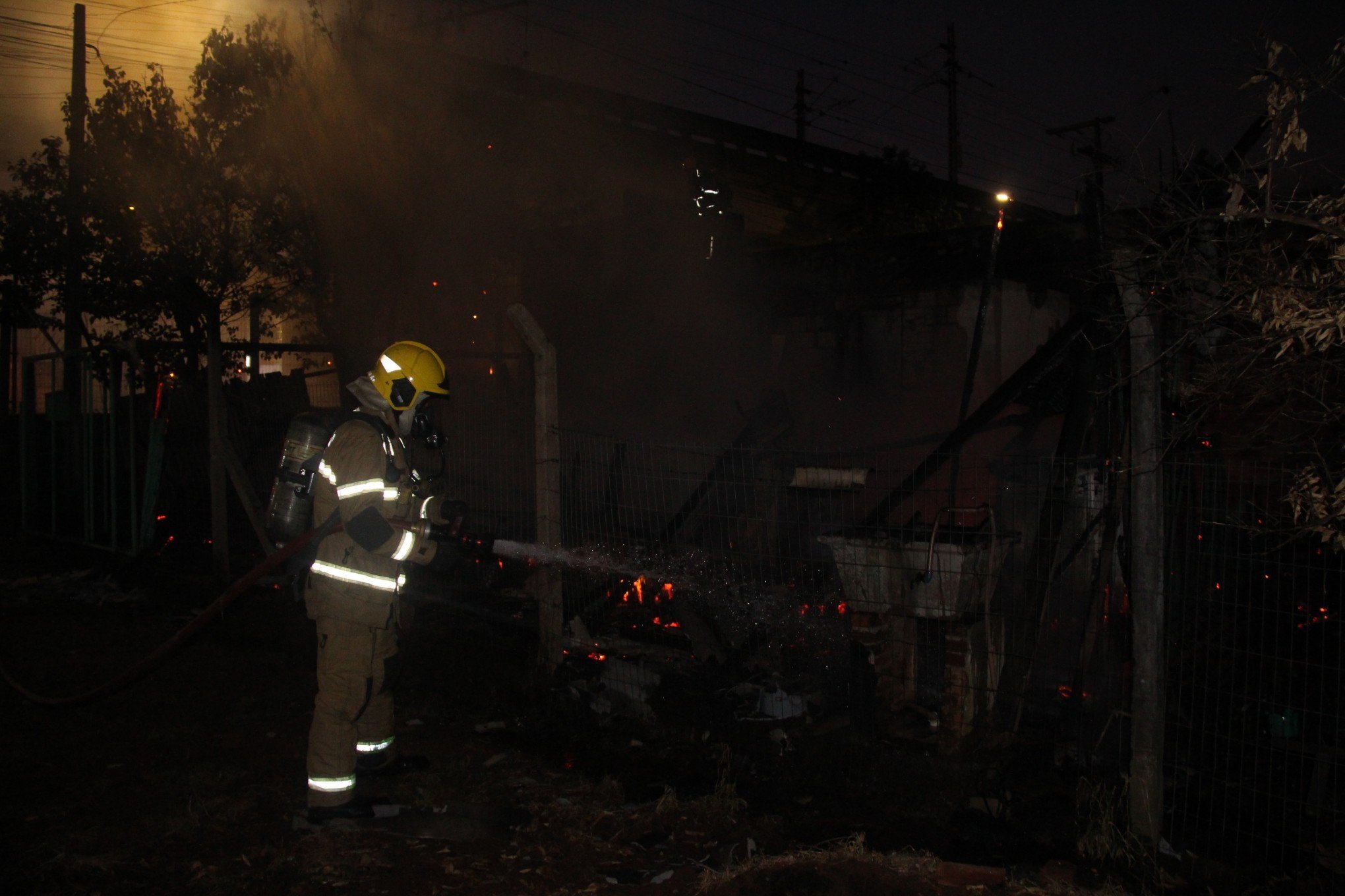 Casa do bairro Industrial foi destruída por incêndio