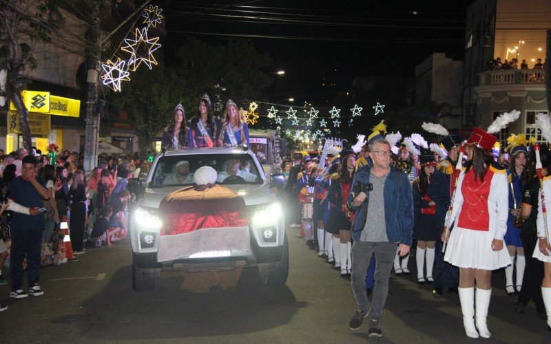 Desfile temático percorreu a rua Júlio de Castilhos