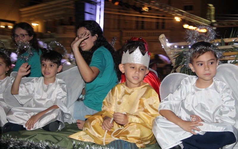 Desfile temático percorreu a rua Júlio de Castilhos