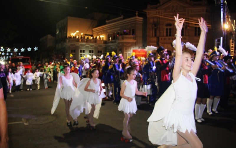 Desfile temático percorreu a rua Júlio de Castilhos