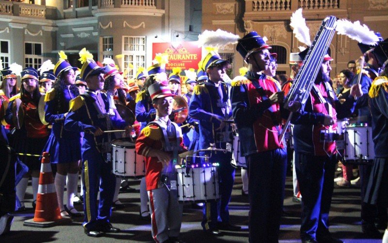 Desfile temático percorreu a rua Júlio de Castilhos