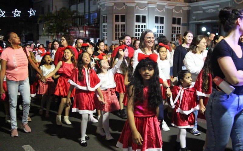 Desfile temático percorreu a rua Júlio de Castilhos