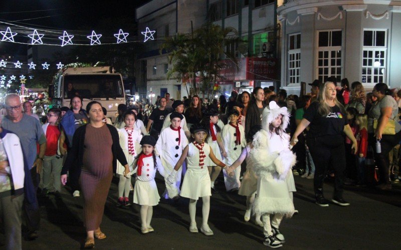 Desfile temático percorreu a rua Júlio de Castilhos