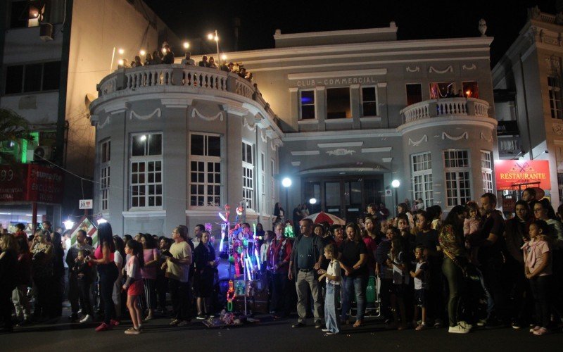 Desfile temático percorreu a rua Júlio de Castilhos