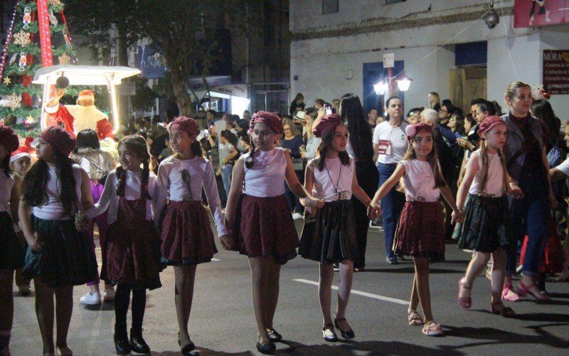 Desfile temático percorreu a rua Júlio de Castilhos