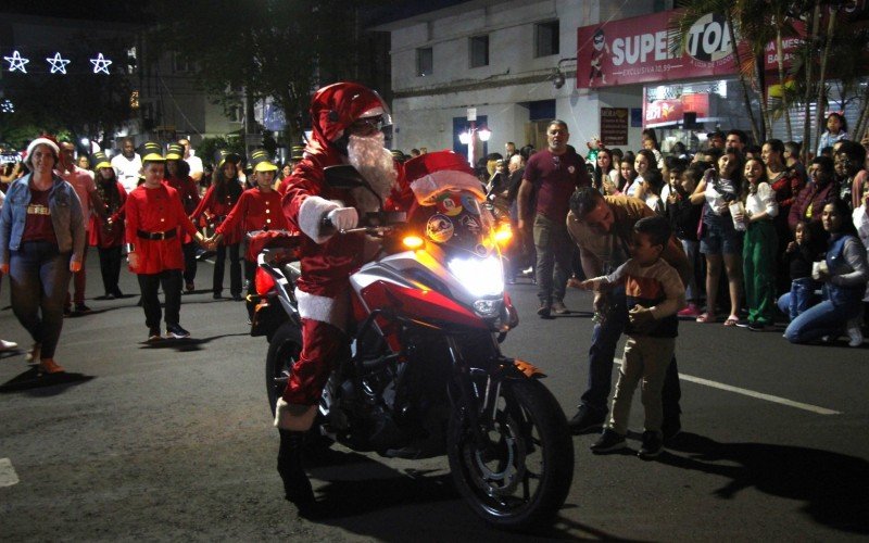 Desfile temático percorreu a rua Júlio de Castilhos