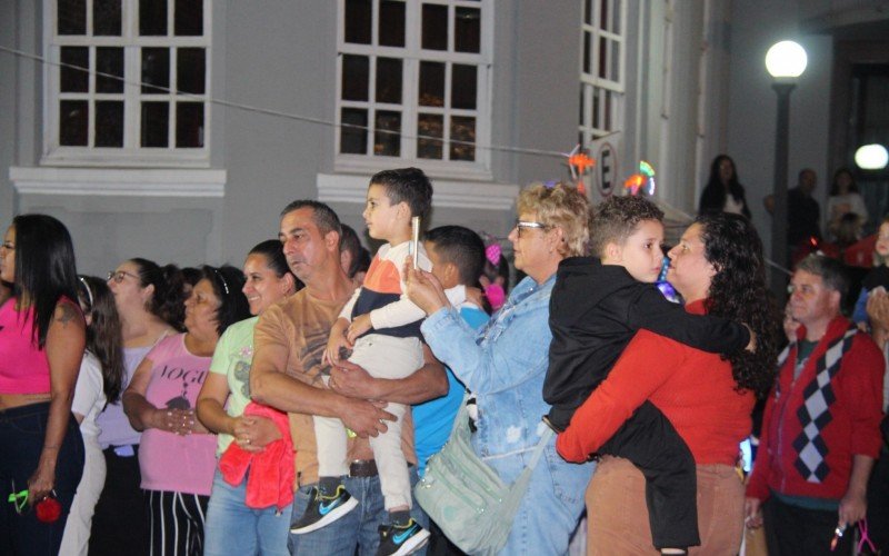 Desfile temático percorreu a rua Júlio de Castilhos