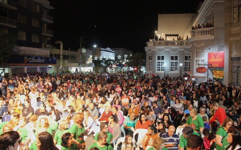 Ruas estiveram lotadas para a abertura do Natal