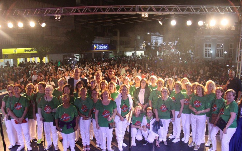 Voluntárias responsáveis pela decoração do Natal foram homenageadas