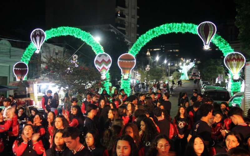 Luzes foram acesas, dando início ao Natal Mágico