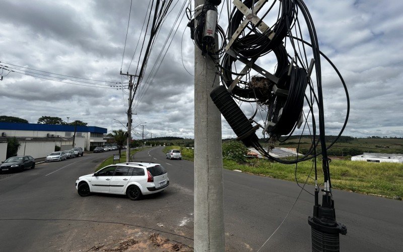 Pássaros fizeram ninho em maçaroca de fios pendurados na esquina da A. Ver. Adão Rodrigues de Oliveira e a Rua Carlos Germano Bürckle