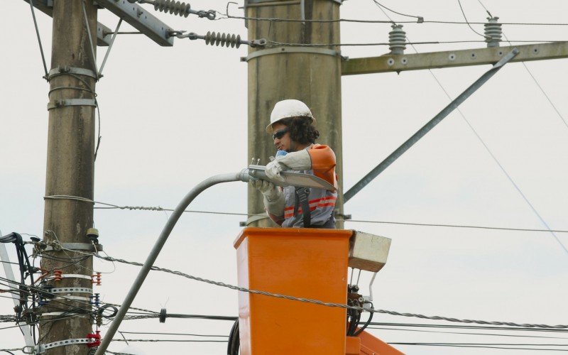 Primeira etapa contempla 10.300 postes em cinco bairros