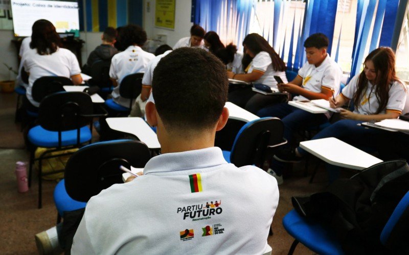Aulas teóricas do Partiu Futuro Reconstrução acontecem no contraturno escolar na Uninter, em Canoas