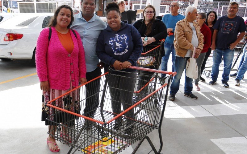 Aline Fagundes veio junto com a família acompanhar a inauguração do Via Atacadista | abc+