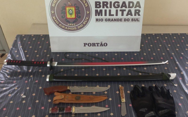 Brigada Militar apreendeu duas facas, um canivete e uma espada de plástico no veículo do servidor público | abc+
