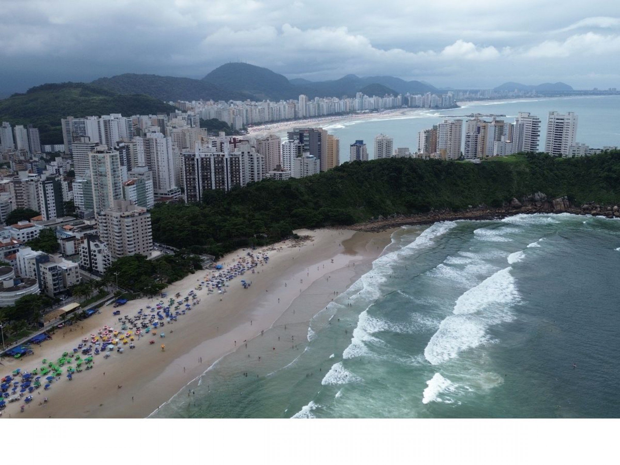 Cadeirante morre e dois irmãos desaparecem no mar durante feriado no litoral de São Paulo