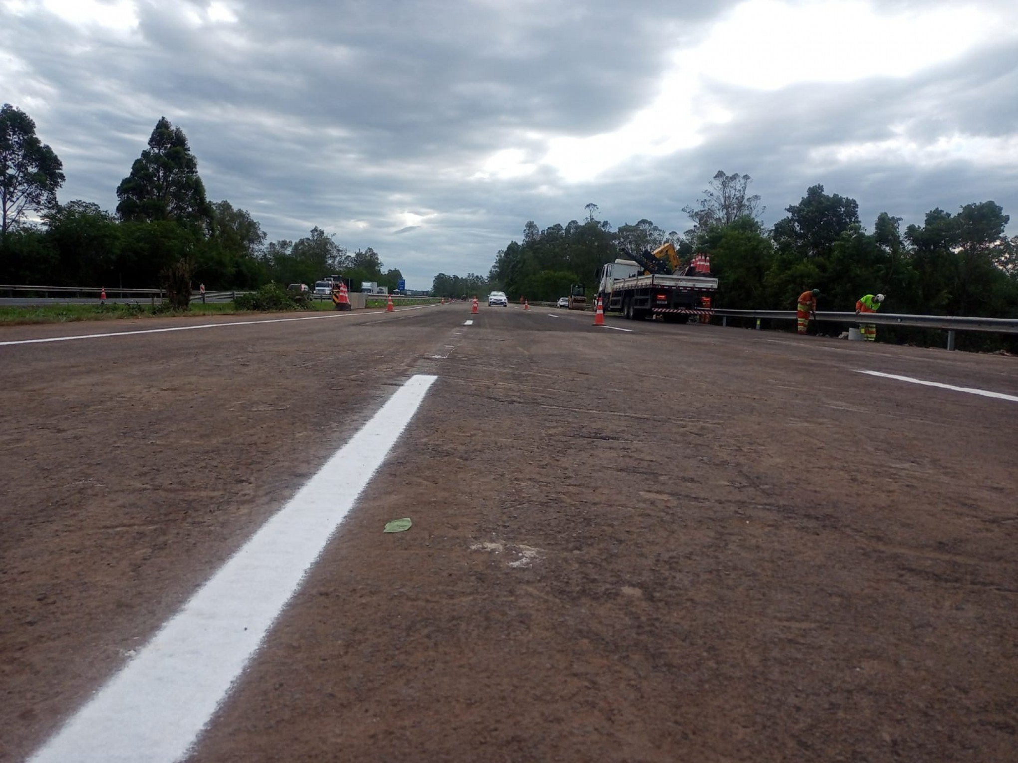 FREE WAY: Liberada pista bloqueada após asfalto ceder em trecho de erosão na BR-290