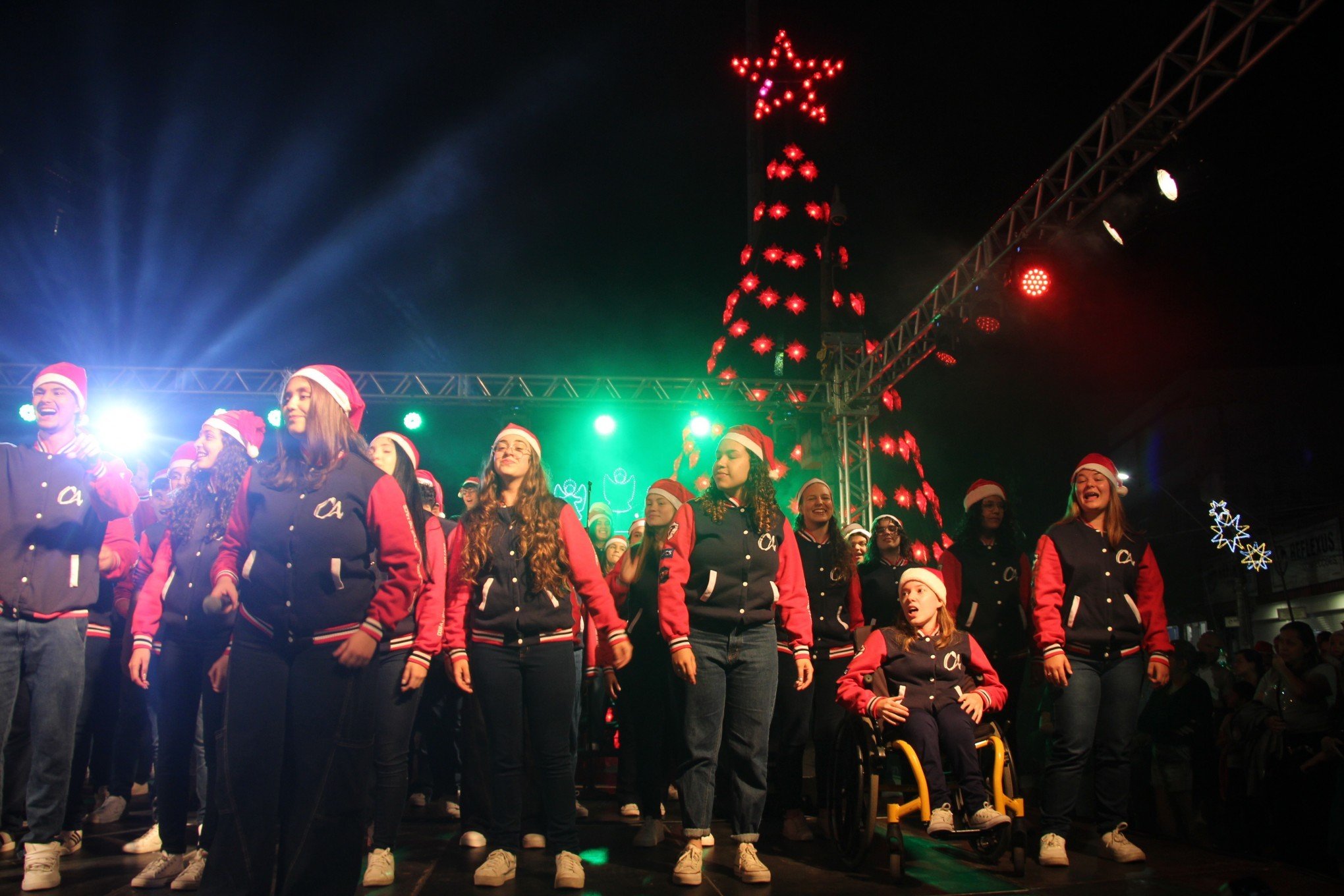 Com desfile temático e acendimento de luzes, começa o 19º Natal Mágico de Taquara