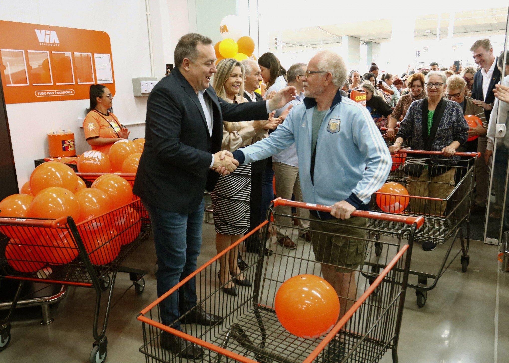 Clientes fazem fila na inauguração do Via Atacadista em Canoas nesta quinta-feira