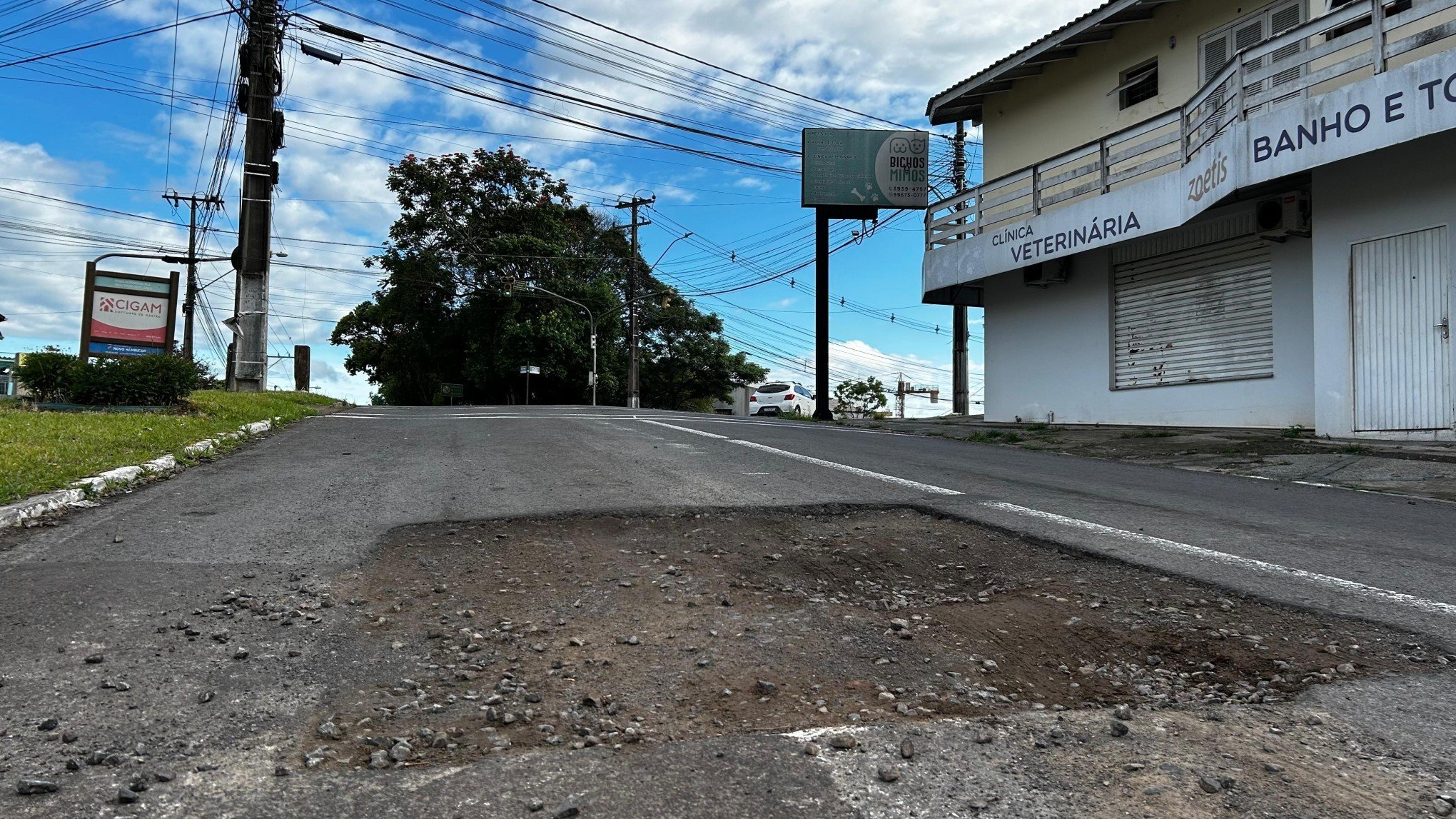 Motoristas relatam perigo com buraco aberto após conserto de vazamento de água em Novo Hamburgo