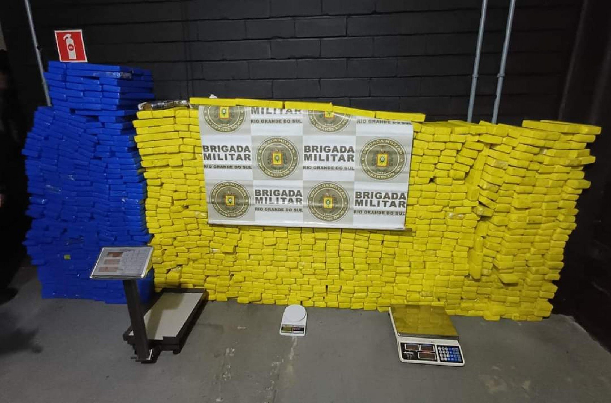 Polícia encontra quase 1 tonelada de maconha em galpão na região metropolitana
