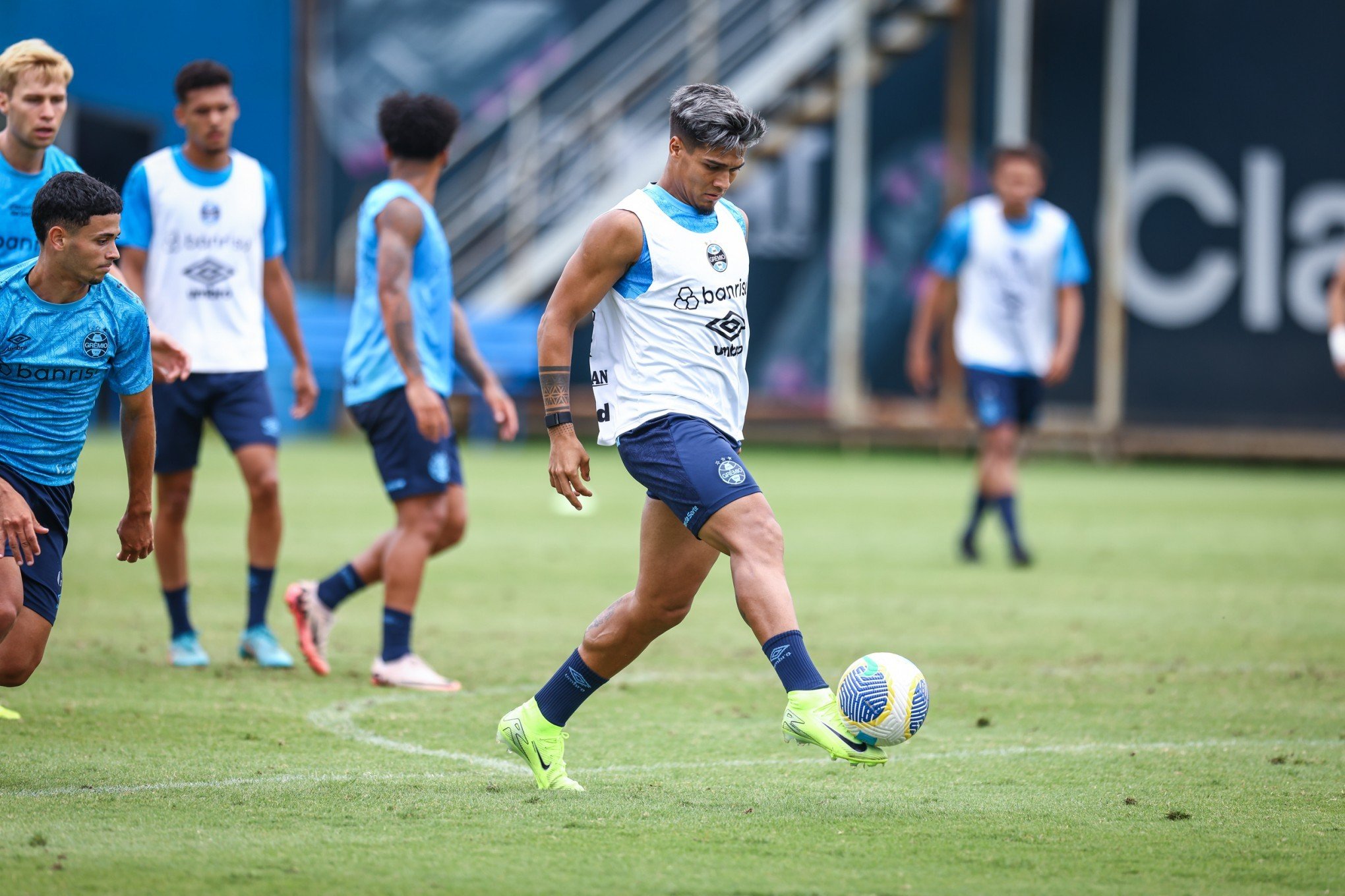 Renato chama dez atletas da base para compor treino do Grêmio