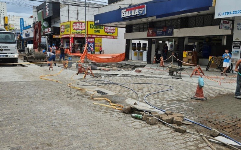 Equipes trabalham na finalização da quarta quadra da Rua Independência e do cruzamento com a Rua Presidente Roosevelt