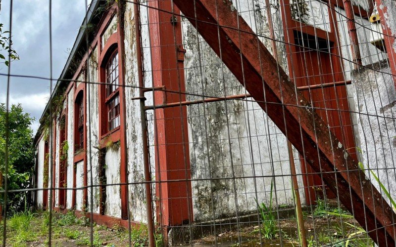 Casa do Imigrante está com parte da estrutura desabada desde março de 2019