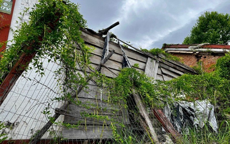 Casa do Imigrante está com parte da estrutura desabada desde março de 2019